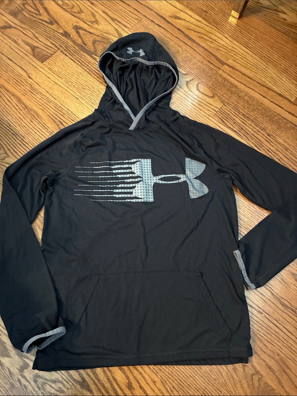Under Armour Boys Large Black Long Sleeve Hoodie Tee Grey Logo Accent